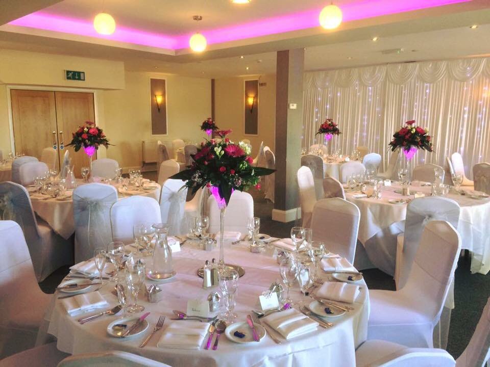 nwletterlights's tweet photo. Full Venue set up of our Diamond package at the @OakRoyalGolf. Fabulous silver and pink theme.#weddings #weddingseason #venuedressers https://t.co/ykwoVc3N4L