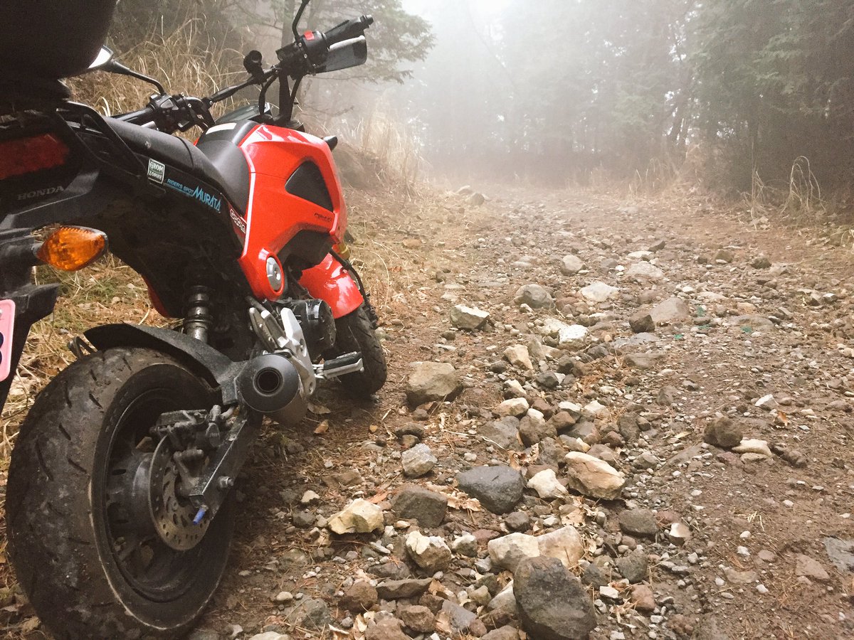 はしるひと あなたのバイクのコンセプトは だいたい純正 用途の都合上マフラーのみ交換 過積載のロングツーリングから野山をかけるオフロード走行と幅広く酷使する自分にとっては 特化しないノーマルが万能ではと考える あえて弄らない事で グロムの