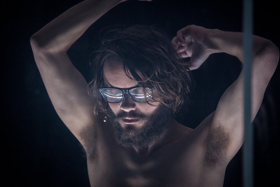 #MUSTSEE: Vanaf 17 mei in de @ssba 2666 van @Julien_Gosselin geniale voorstelling met beats &amp; vitaliteit &amp; allure >> bit.ly/2r4eXmF