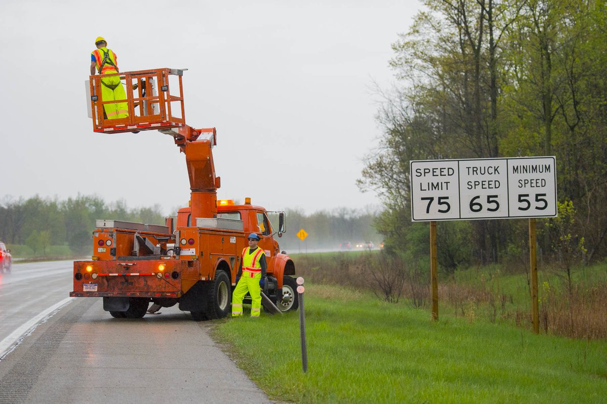 MichiganDOT's tweet photo. #Speedlimit signs updated along segments of #I75 #US127 #US131 noted for increases 2 weeks ago. More after Mem Day. https://t.co/B751aGXO8Y https://t.co/ScSo0O33AC
