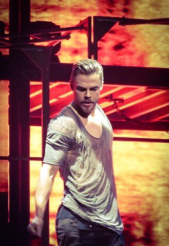 LizMerck's tweet photo. Another fab pic from Move Beyond 5/7/17 @derekhough is on 🔥 #MoveBeyond #movebeyondliveontour https://t.co/WQnmGF46Bg
