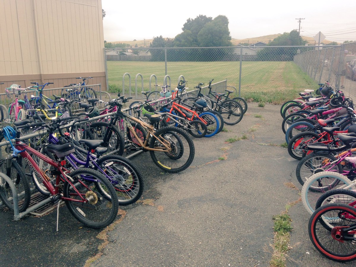 MagicalMurrayAP's tweet photo. Bike to school day at Fred. Our bike rack area is almost full! https://t.co/RQEiWmM4j9