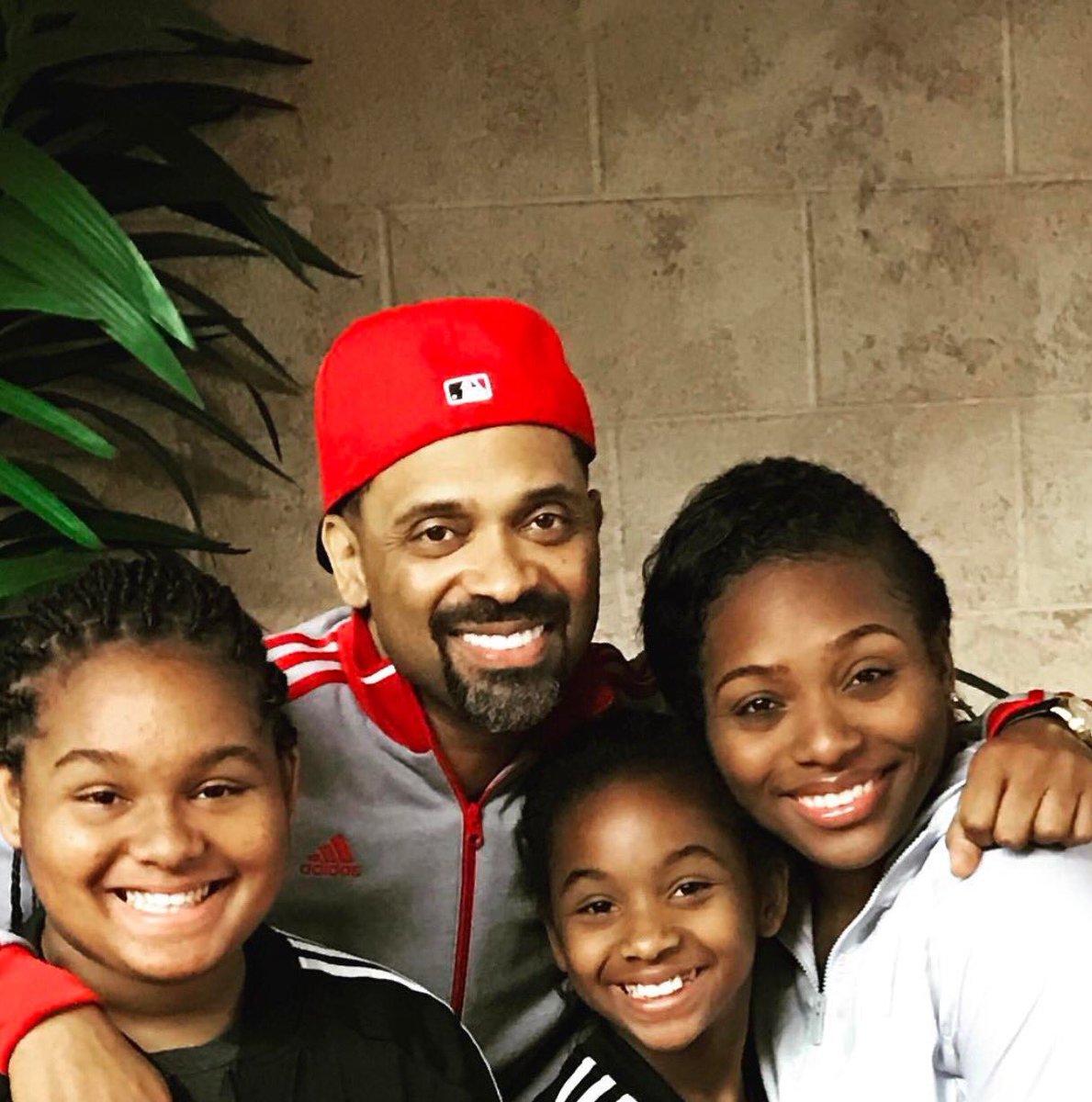 TheRealMikeEpps's tweet photo. Angels disguised as my daughters 😇 https://t.co/wWmHRcd5RB