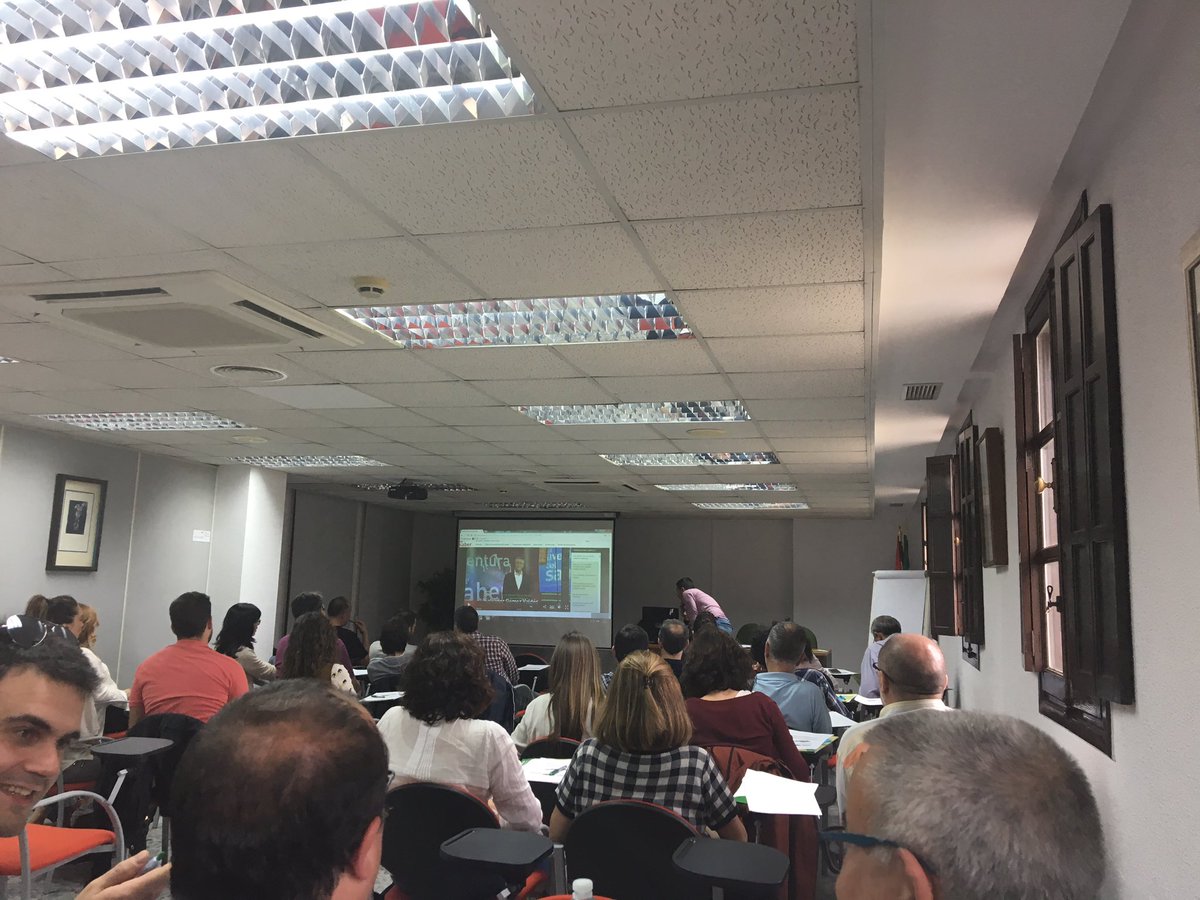 caotico27's tweet photo. Disfrutando del #auladelfuturo del @educaINTEF en las #JornadasTICJerez del @CEPdeJEREZ Cuánto se parece a la mía y cuántas ideas para mejor https://t.co/wX4D1uhIoo