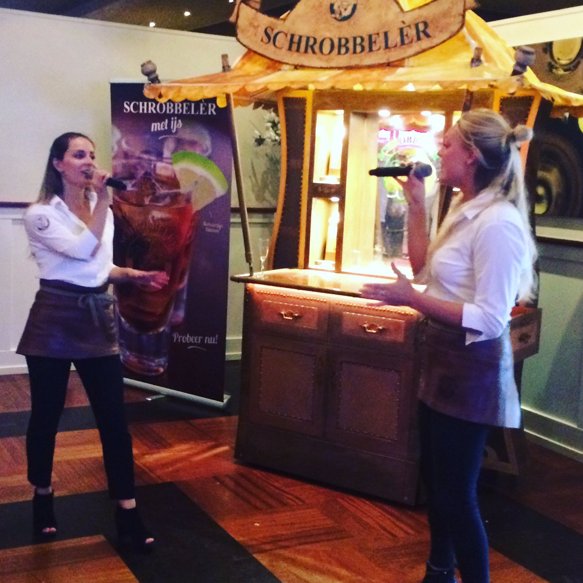 Live muziek van de zangeressen van <a href="/Schrobbeler/">Schrobbelèr</a> tijdens de #BOBBorrel bij de <a href="/PostelseHoeve/">De Postelse Hoeve</a>