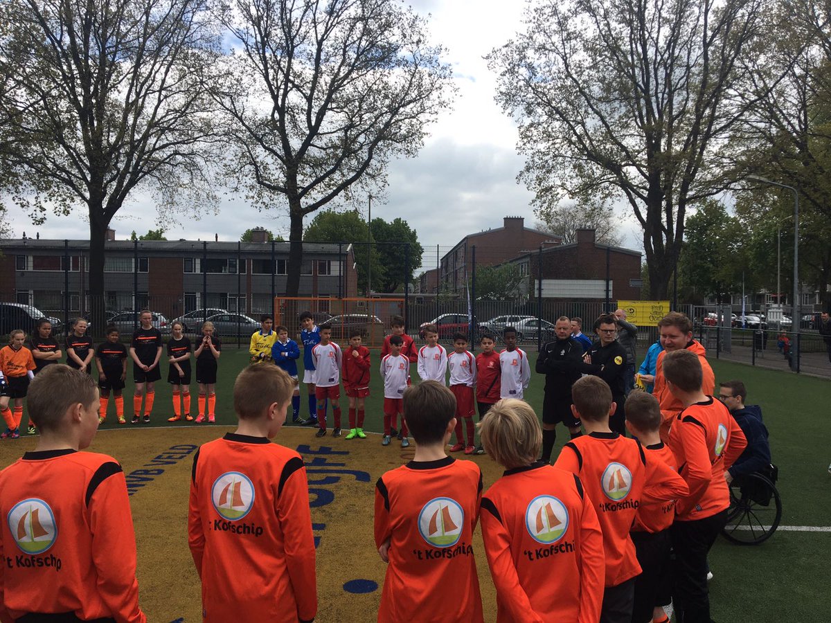 Meisjes <a href="/CBSDrakensteyn/">CBSDrakensteyn</a> en jongens <a href="/kbsDeWindroos/">kbs De Windroos</a> <a href="/Gem_Enschede/">Gemeente Enschede</a> behalen 2e prijs bij kwartfinale 6x6 Cruyyf Court <a href="/JCFoundation/">Johan Cruyff Foundation</a> Hoogeveen.