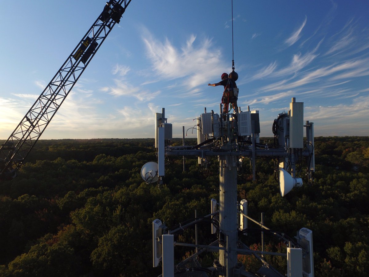 SenteniaSystems's tweet image. Tower climbing at its finest! Great shot of our team.