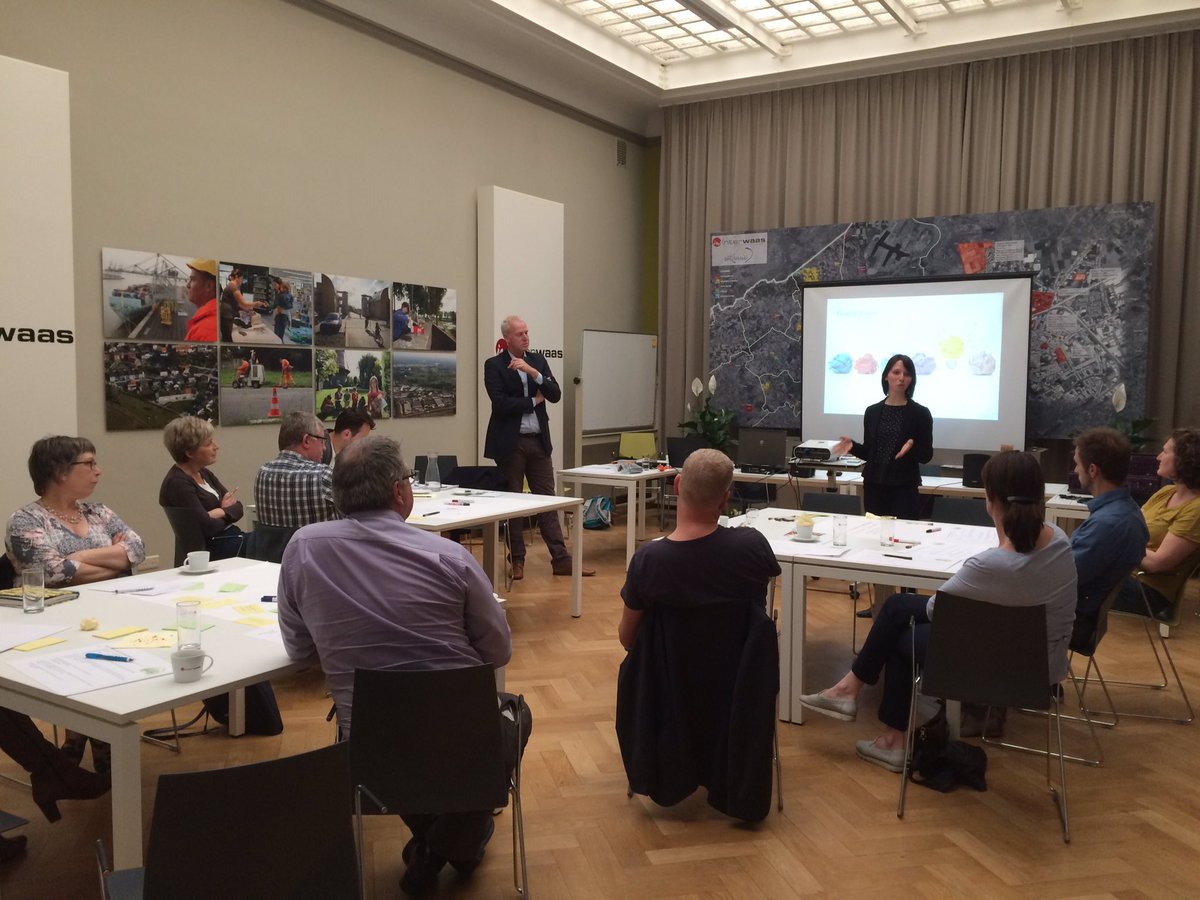Viola_VDL's tweet photo. Wat heb je vandaag geleerd?-Dat een telefoon niet makkelijk uiteen te halen is #SlimSlopen met @Cirkellab bij @interwaas #CirculaireEconomie https://t.co/AtgB6pkoSa