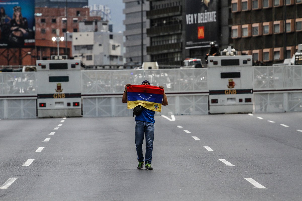 XHNews's tweet photo. Latest wave of violent anti-government protests in #Venezuela raised death toll to 39 https://t.co/hNVchuVOh4 https://t.co/Say2GEynsp