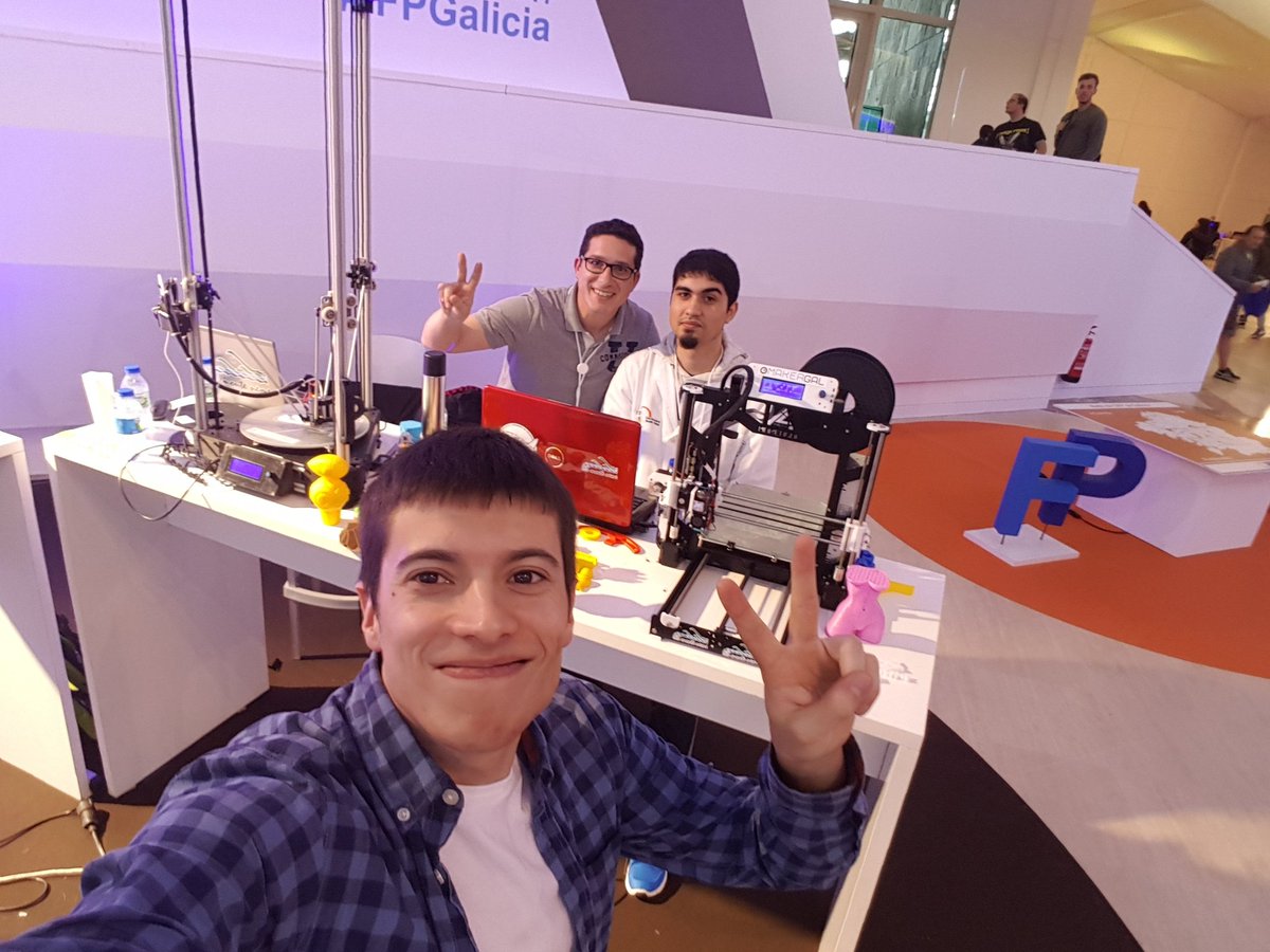 MakerGal3D's tweet photo. En el #FPInnova2017 acompañando a los compis IESMonteneme mostrando su trabajo a los centros de FP de galicia. https://t.co/c7xbYQ5u3x