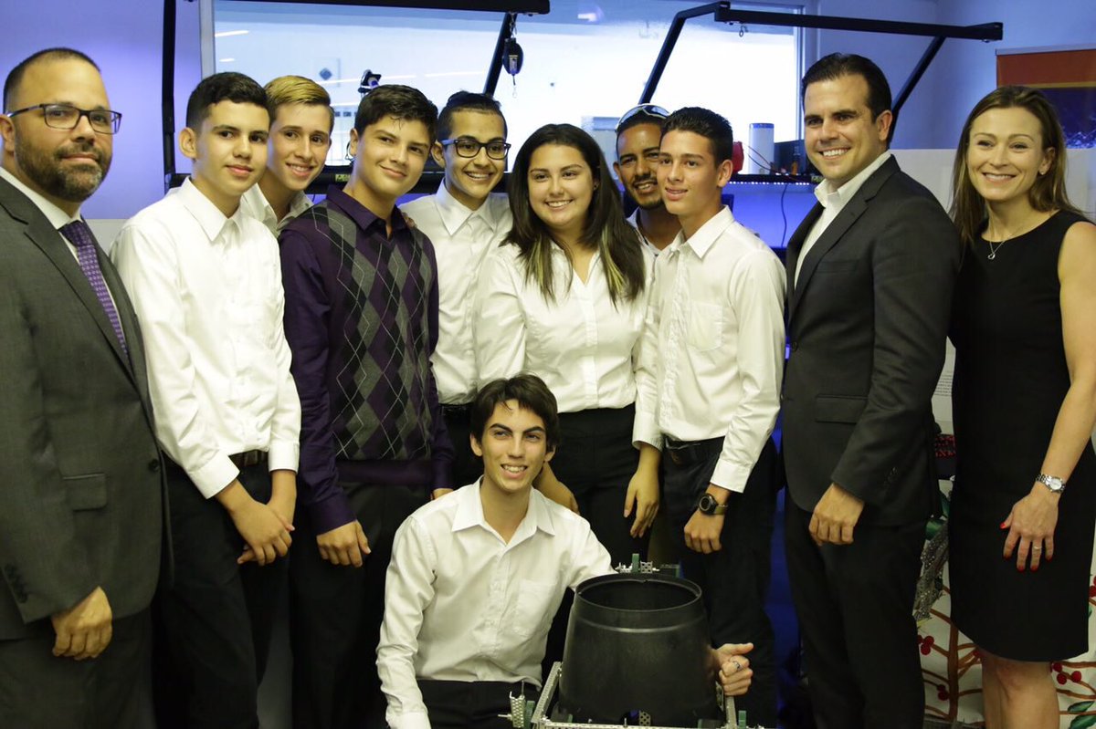 EDUCACIONPR's tweet image. Nuestros jóvenes de escuela pública se destacan en la robótica y empresarismo #RobotMakers