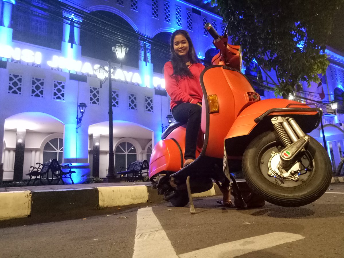 Lo punya pacar tapi pacar lo ga mau diboncengin naik vespa? Putusin!!! 😂😂