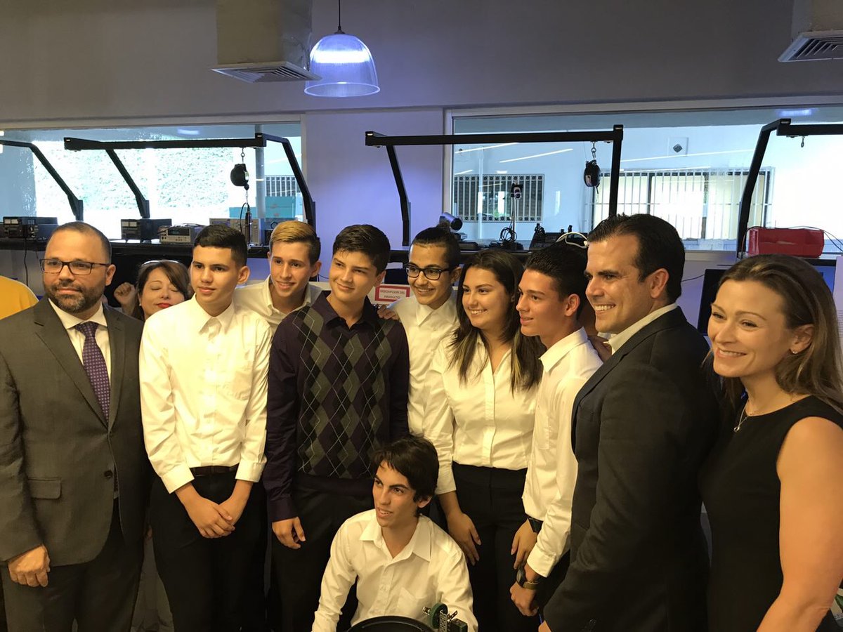 Manuel_Laboy_PE's tweet image. Apoyando el talento y la creatividad de nuestros jóvenes! Puerto Rico tiene futuro! #RobotMakers #EducaciónEmpresarial #YEESPR #Robótica