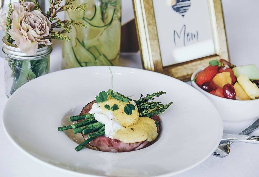 We are serving these delicious eggs benedict at our Mother's Day brunch on Sunday. Call us to make a reservation! #mothersday #brunch #yyc …