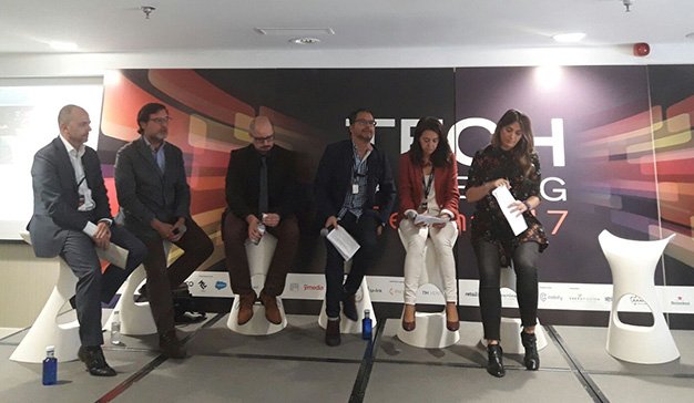 Elvira_V's tweet photo. Tech #Marketing #BeSmart17: “Tecnología para mejorar la experiencia del cliente” https://t.co/JRwKQwufnq https://t.co/uGf2g07zhE