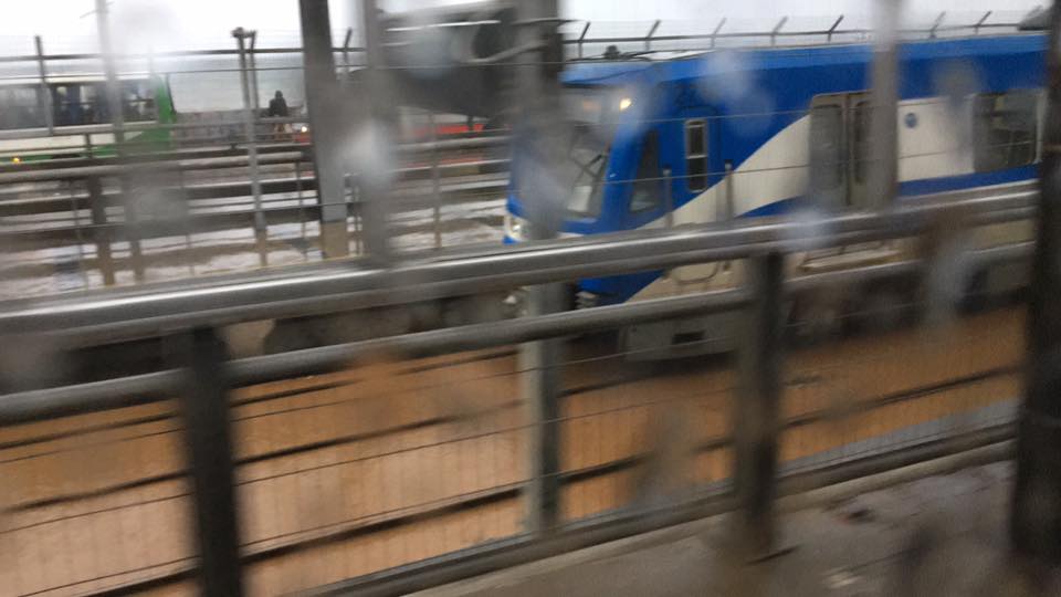 Anegamiento en Estación Recreo. Metro Valparaíso opera sólo entre Limache y Miramar v/v (imágenes Felipe López y Alejandra Uribe)