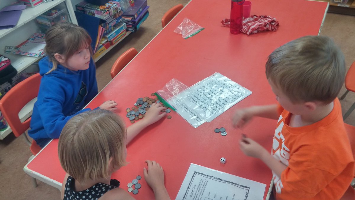 tanisregan333's tweet image. K-3 math centers (data management, time, measurement, counting change up to a dollar) @JennerPRSD8 
#prsd8 #mathliteracy  #multigrade #love