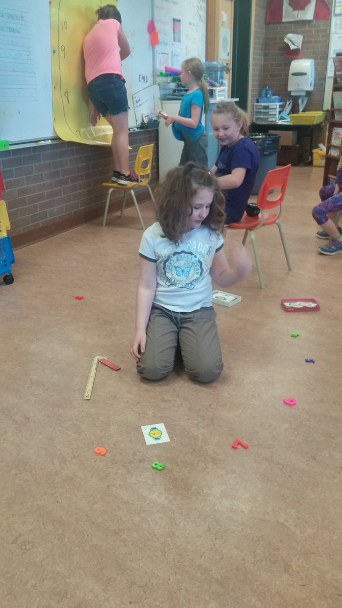 tanisregan333's tweet image. K-3 math centers (data management, time, measurement, counting change up to a dollar) @JennerPRSD8 
#prsd8 #mathliteracy  #multigrade #love