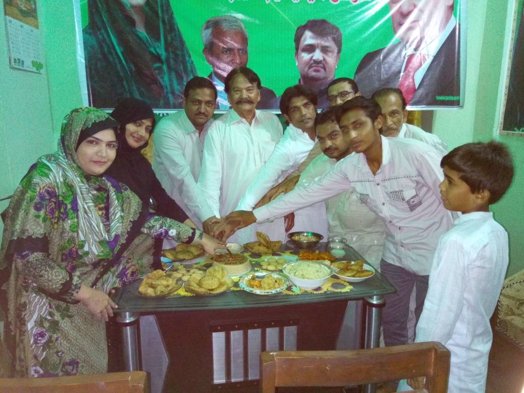 KhurramBhatti01's tweet photo. کراچی,سکھر,میرپورخاص,حیدرآباد میں سوشل میڈیا ٹیم کی جانب سے ١١ مئی یوم فتح منایا گیا اس خوشی کے موقع پر کیک کاٹے گئے 
#PMLNDAY https://t.co/yB9Mg1Fa0A