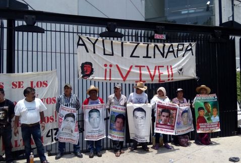 Milenio's tweet photo. ▶️ VIDEO: A pedradas, padres de los 43 exigen reunión con senadores https://t.co/7lArxH1zpI https://t.co/BOaZNN9Zer