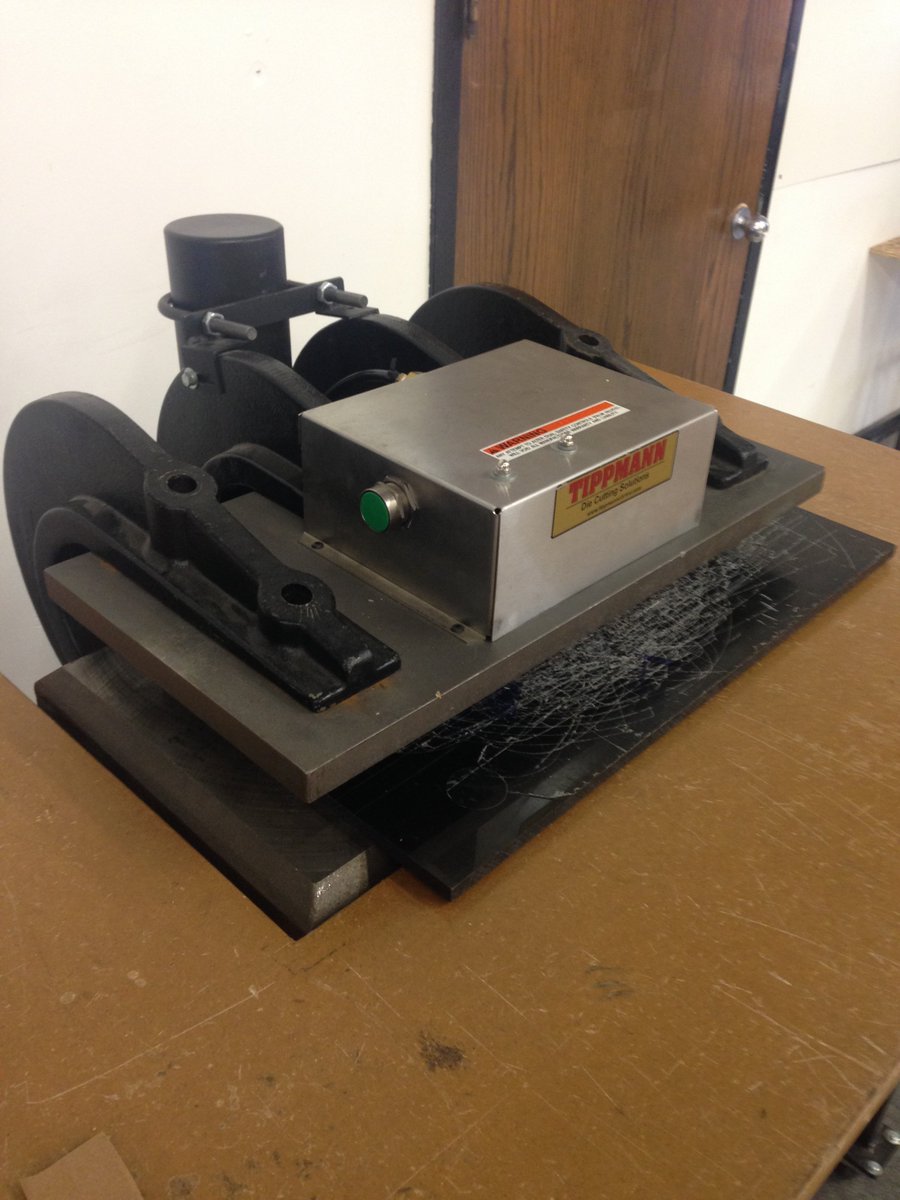 diecuttingpress's tweet photo. Designed with very few moving parts, clicker die cut machines are easy to operate and maintain. https://t.co/9M0rHd0fuZ #Tippmann #MadeInUSA https://t.co/YB4QikihEr