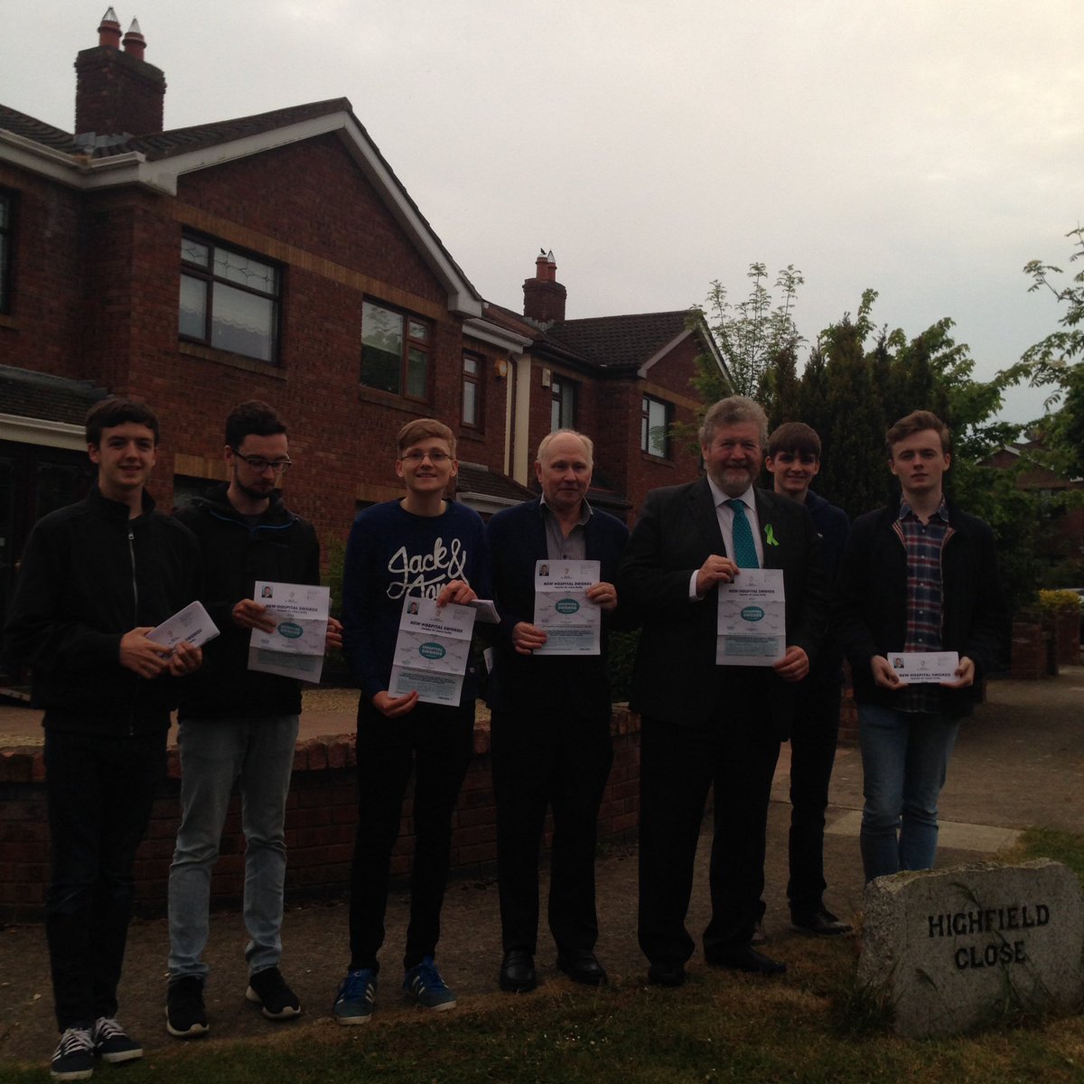 FingalYFG's tweet photo. YFG members on a very successful canvass with Senator @DrJamesReilly in Carlton Court and Highfields in Swords today. https://t.co/RaglAsqOy1