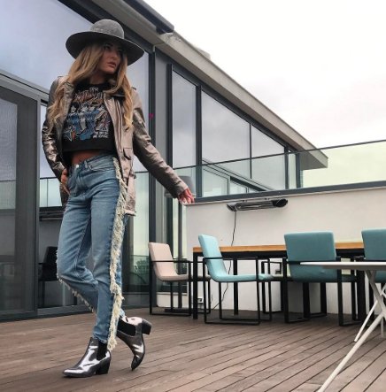 ʟɪғᴇ ᴀɪɴ'ᴛ ʜᴀʀᴅ ɪғ ʏᴏᴜ ᴍᴀᴋᴇ
           ᴇᴠᴇʀʏᴏɴᴇ
ɪɴ ᴛʜᴇ ʀᴏᴏᴍ ᴅɪsᴀᴘᴘᴇᴀʀ
             ᴡɪᴛʜ ᴀ 
                                             ɢᴜɴ.