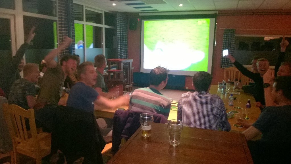 SCVeenwouden's tweet photo. Niet een moment spannend. @ajax kijken bij @scveenwouden. #finale https://t.co/RN6LpSK9f1
