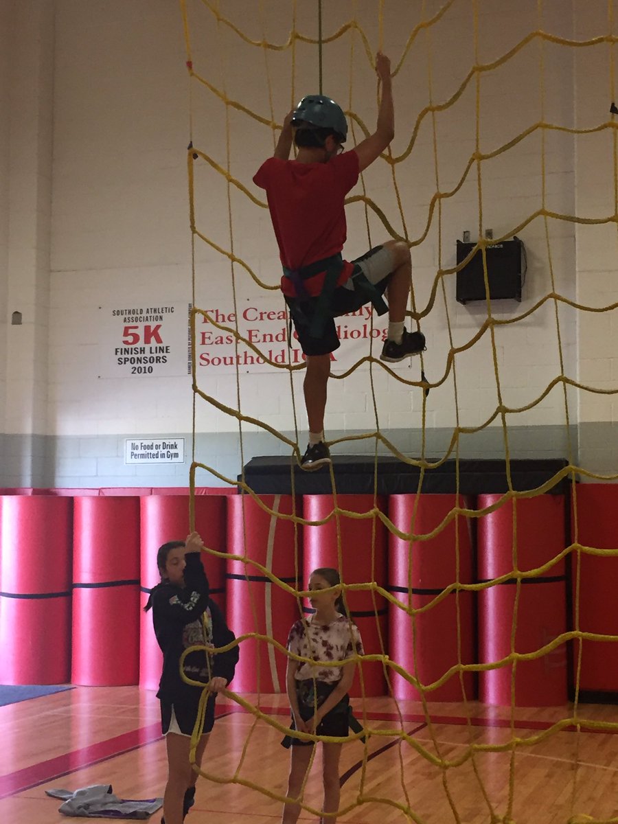 southoldelem's tweet photo. Teamwork in full effect in PE! @ellen_oneill #southoldelem https://t.co/NZdzR9hMUD
