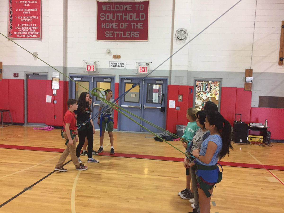 southoldelem's tweet photo. Teamwork in full effect in PE! @ellen_oneill #southoldelem https://t.co/NZdzR9hMUD