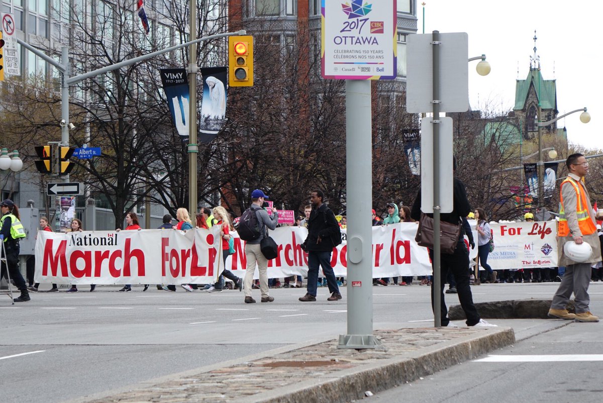 icipatrickpilon's tweet photo. Marche Pro Vie au centre-ville d'Ottawa. Automobilistes, évitez le secteur. Plusieurs rues sont fermées #iciottgat https://t.co/PpmH1MxUDN