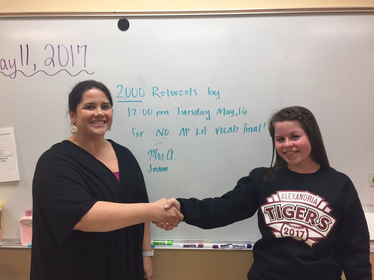 2000 retweets by Tuesday at 12 for NO vocab final!!! PLEASE RETWEET.