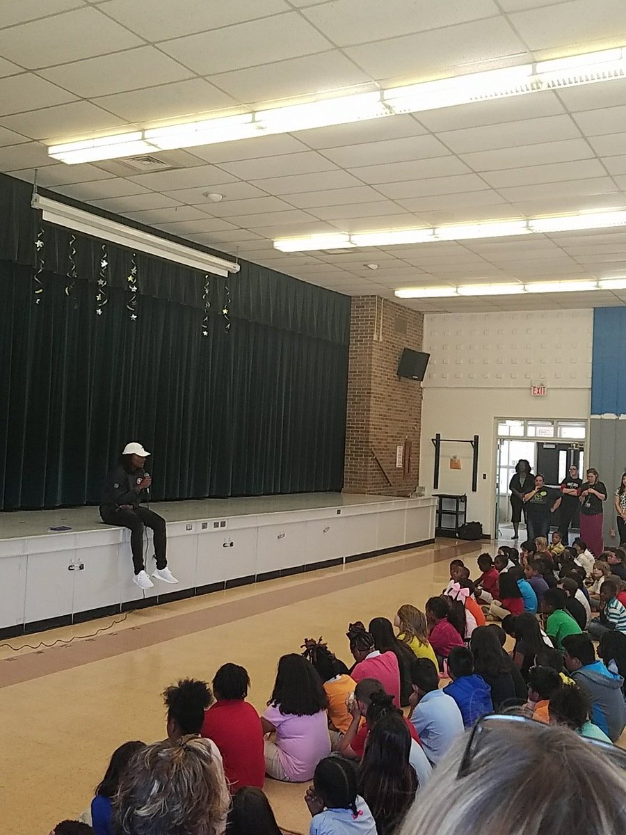emmietamar's tweet photo. Adrian Colbert, former Burgess student, now a San Francisco 49er, motivating our students!! #iamwfisd https://t.co/fYNJzmDKll