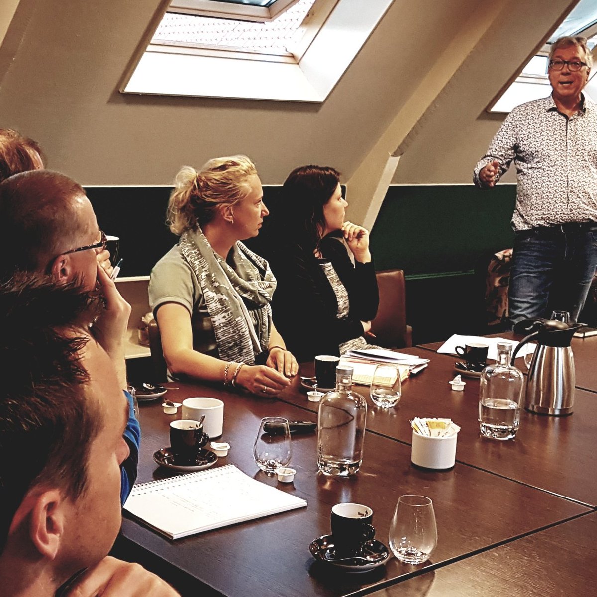 Bij Ondernemersloket v <a href="/Steenwijkerland/">Steenwijkerland</a> Dank <a href="/RoelKreulen/">Roel Kreulen</a> voor heldere presentatie <a href="/KNS_Steenwijk/">KNS Steenwijkerland</a> Toch maar mooi met 12 man <a href="/Bovenmeester1/">Bovenmeester St'wijk</a>