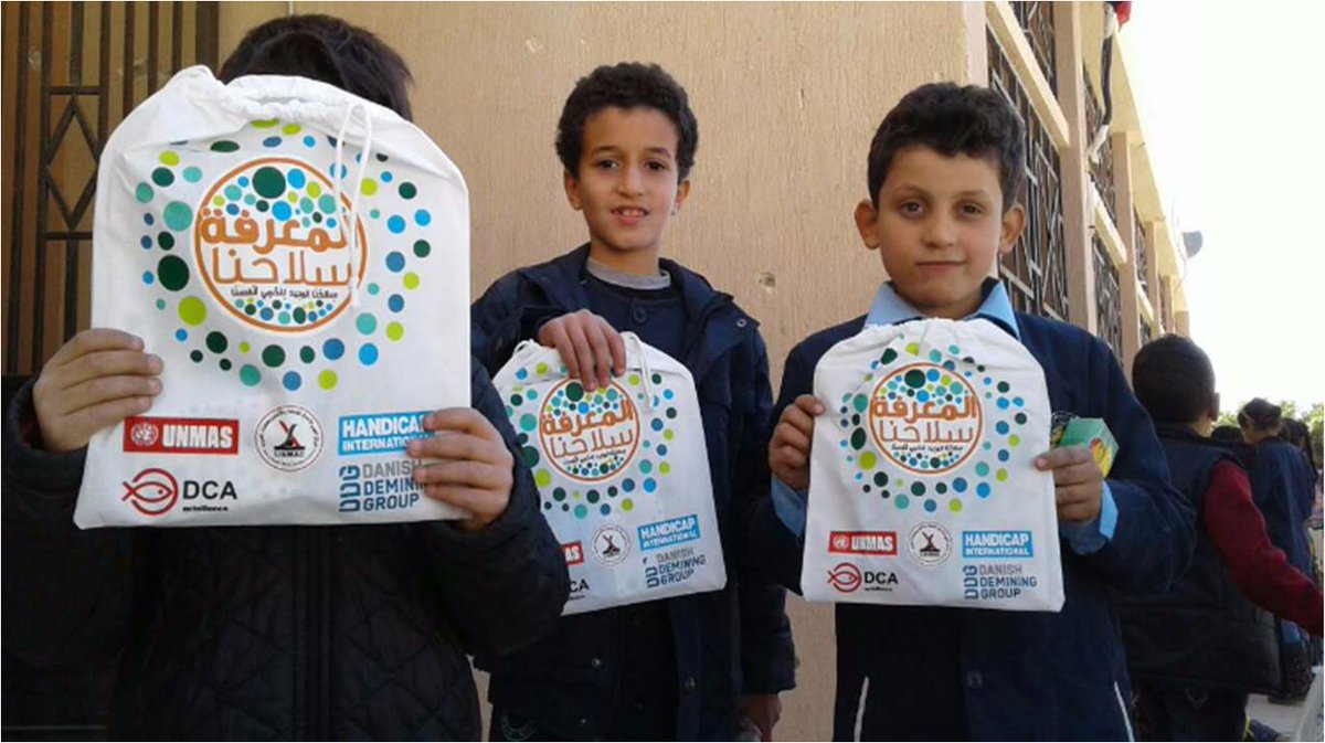 UNSMILibya's tweet photo. دائرة الأمم المتحدة للأعمال المتعلّقة بالألغام تقدم حقائب توعية ملائمة للأطفال التلاميذ، بالتعاون مع الشركاء.
#Libya  #LibMAC #UNMAS20 https://t.co/beHU4XvX9A