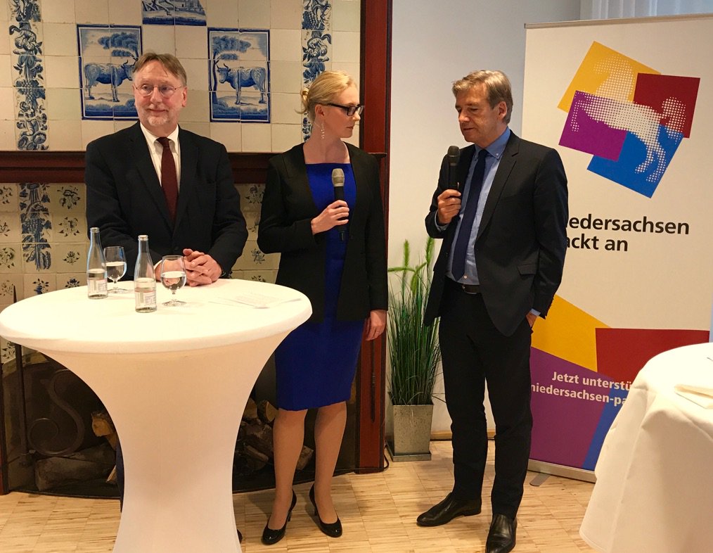 MichaelRueter's tweet photo. Mein Zweitwohnclub diskutiert heute mit @berndlange und Volker Schmidt über den Handel, Brexit und die USA. @rundblick_nds https://t.co/ib0OVitYEN