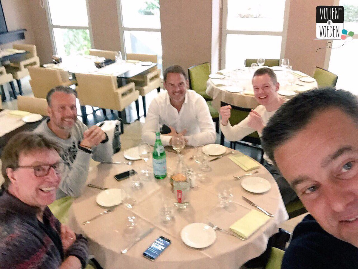 Prima mix van 'Vullen of Voeden' met oa @FrankRonald1970 <a href="/aad300/">Aad de Mos</a> en onze <a href="/wilfredgenee/">Wilfred Genee</a> 👍😀🍴