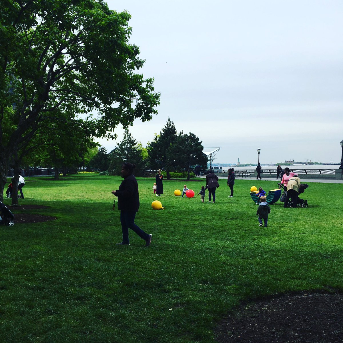 baba_nyc's tweet photo. Amazing kids activities organised by Battery Park City Parks,Arts & Crafts on the. #bpc #bpcparks #nyc #nycmums #nycmoms #nyckids https://t.co/PSYrk0b5Q4