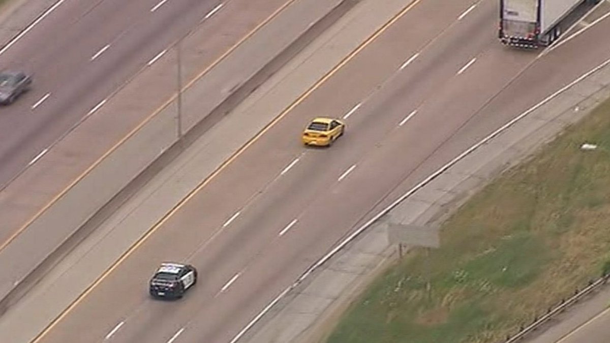 WATCH LIVE Police pursue suspect in high-speed chase in Dallas bit.ly/2r4EKLo https://t.co/AgpYc2qShL