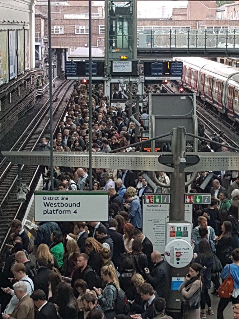 Emma_FPR's tweet photo. Wow, hubby just sent me a pic of Earls Court tube station this evening. #TubeHell https://t.co/dpclUaDIOk