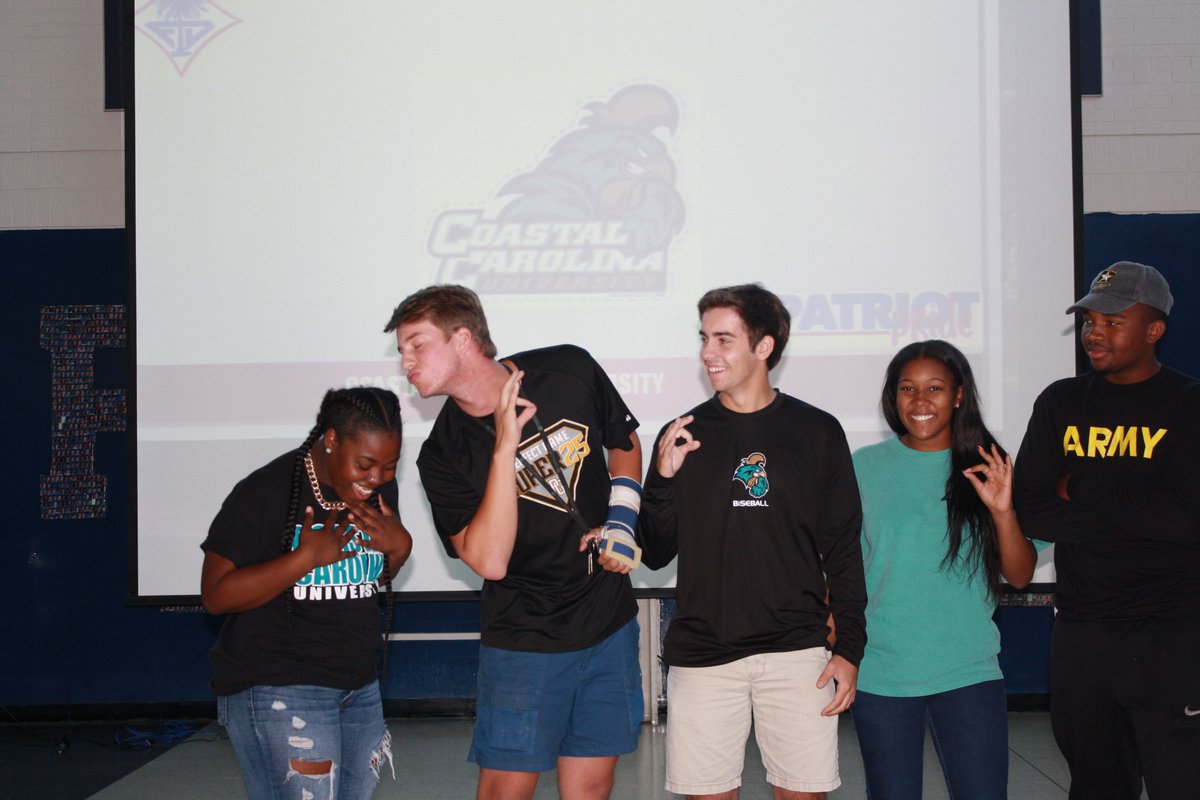 FDHSCounseling's tweet photo. More Decision Day 2017 pics! #SCCANGO #DecisionDay17 #DecisionDaySC #FDHSDD2017 https://t.co/wRE1DV89eM