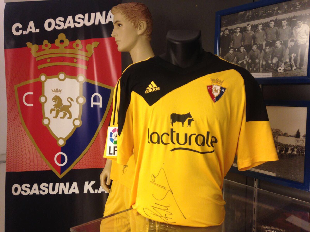 DeporteMuseo's tweet image. ¿Quieres ganar esta camiseta de Kenan Kodro del ascenso a 1a de @CAOsasuna? Haz RT de este tuit y entre todos SORTEO. El sábado el ganador⚽