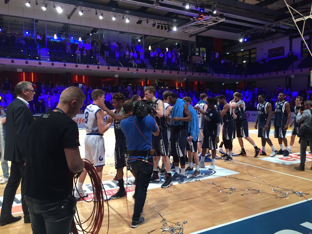 LandstedeBasket's tweet photo. YES!!! We staan in de FINALE! 83-56! #HAMMERTIME #Zwolle https://t.co/1GvI6fPEBM