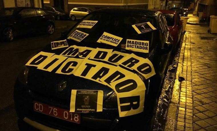 roraimay's tweet photo. Mensajes contra Maduro: “Empapelaron” carros diplomáticos venezolanos en #Madrid https://t.co/cwVuARh1KU by #LEONHARIO via @c0nvey https://t.co/FHOjgBhQwQ