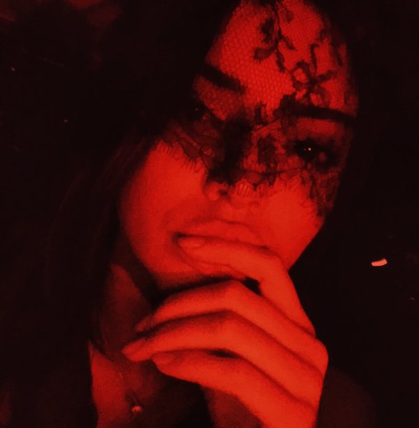 regenhcy's tweet photo. She has the adrenaline running through her veins, and she's haunting the edges and corners of the street like a sullen disillusioned ghost. https://t.co/uh06Y7vnxS