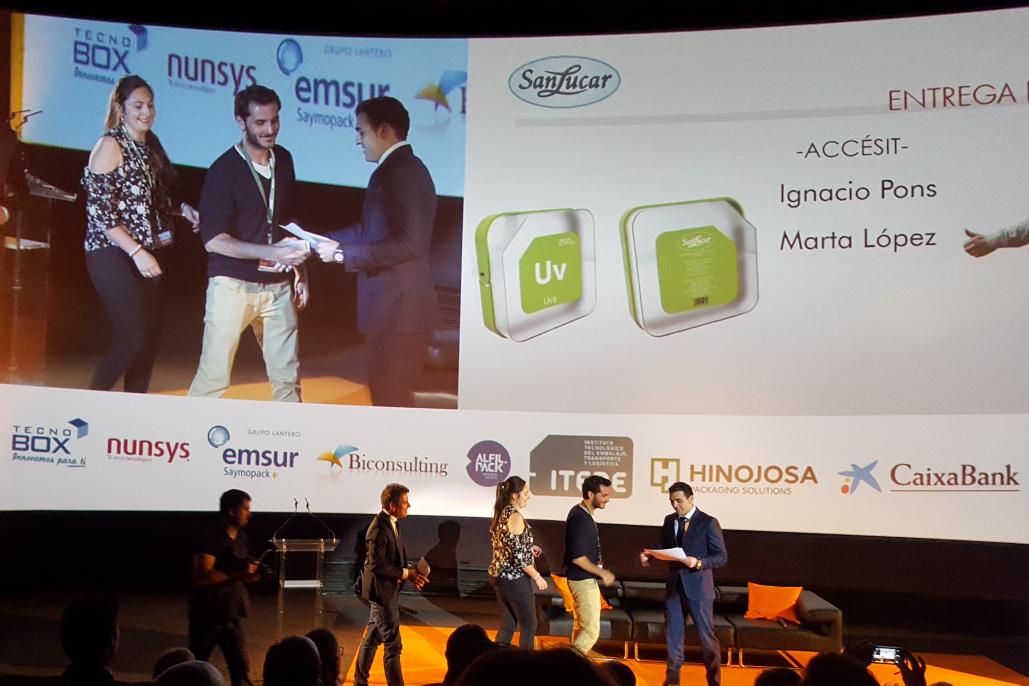 annadc1965's tweet photo. Ignacio Pons GEDI  y Marta López GDIS @ElisavaBCN 2o accesit #PremiosEnvase San Lucar Fruit. Tutora @CrisTaverner. https://t.co/DF6yezbdJk