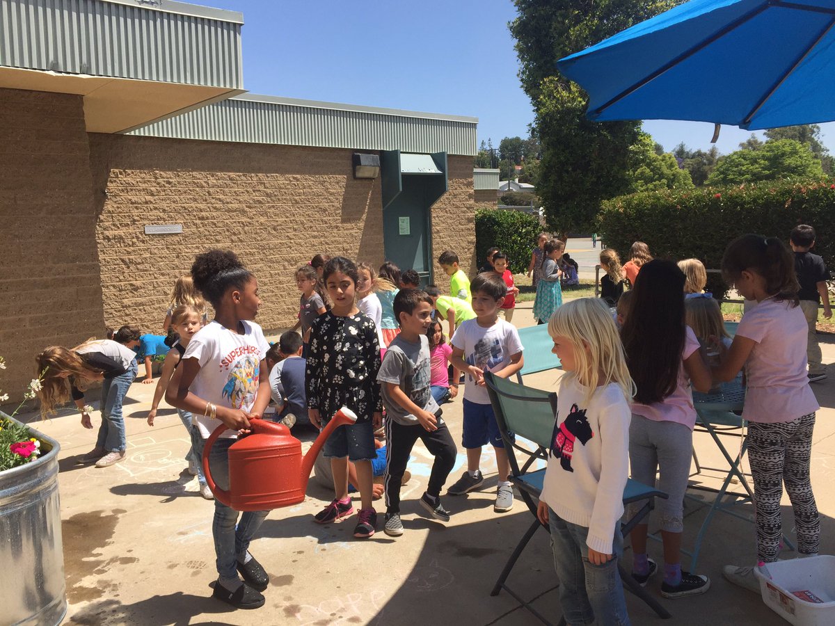 KHimaka's tweet image. Our Friendship Garden is in full swing! Thank you, #CVEF and @AvocadoPTA for making this happen for our Gators! TY @AvocadoWiley @Smither_cv