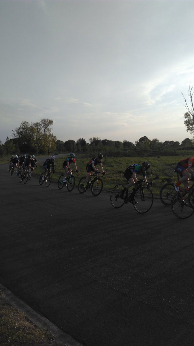 CycleClubLondon's tweet photo. E12 starting to drop riders off the back #painfaces https://t.co/xG6xUbk2nT