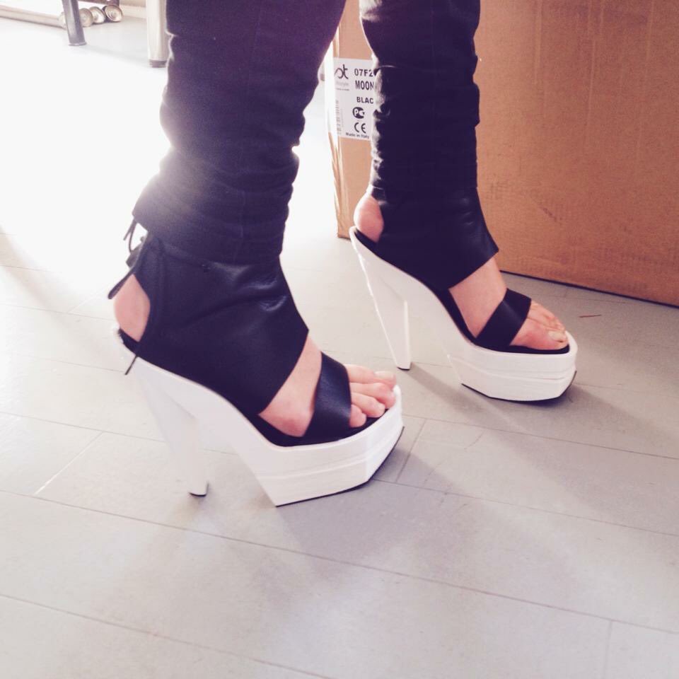 So happy to see <a href="/ShoesByBryan/">Shoes By Bryan</a> pitching at #4pt5FLR tonight. The most comfy 3D printed shoes I've ever slipped my feet into 💕#3Dprinting
