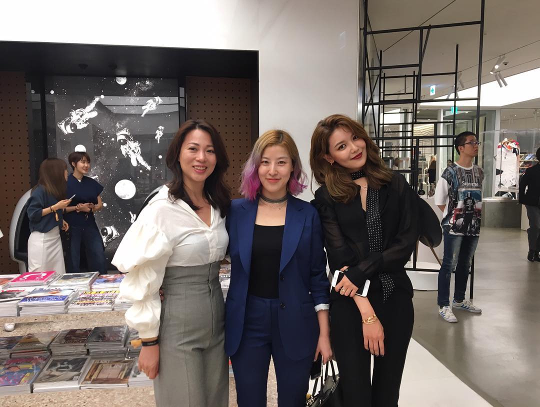 [PIC][11-05-2017]SooYoung tham dự sự kiện ra mắt "Boon The Shop x "Panthere de Cartier"" vào tối nay C_kShC5VoAArSXd